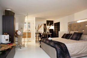 LOFT SUITE FEMmE NOIR ''LA REGGIA''
